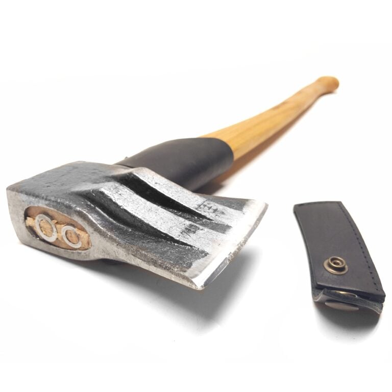 Axe for splitting with leather protection